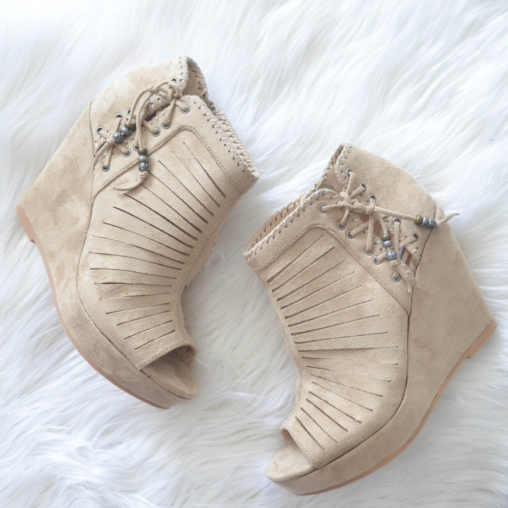 NWOT Cream faux suede wedge